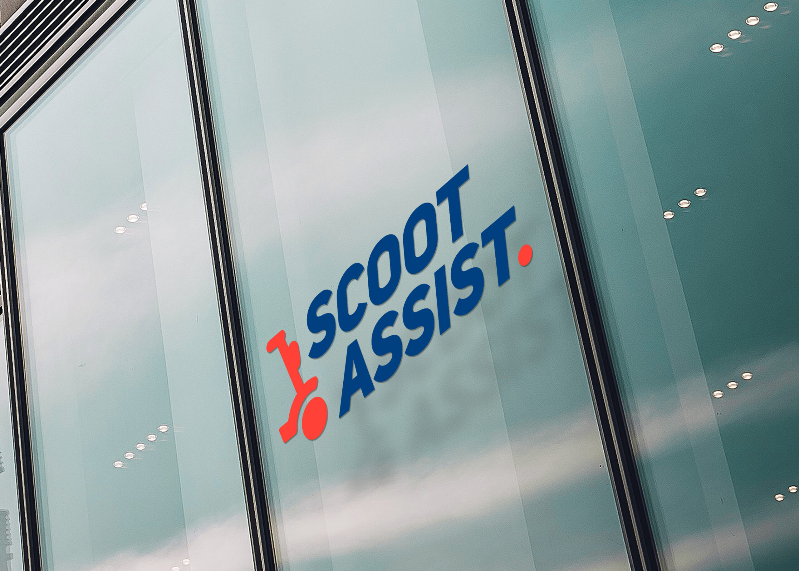 De branding van Scoot Assist voorgesteld op een bedrukte raamsticker.