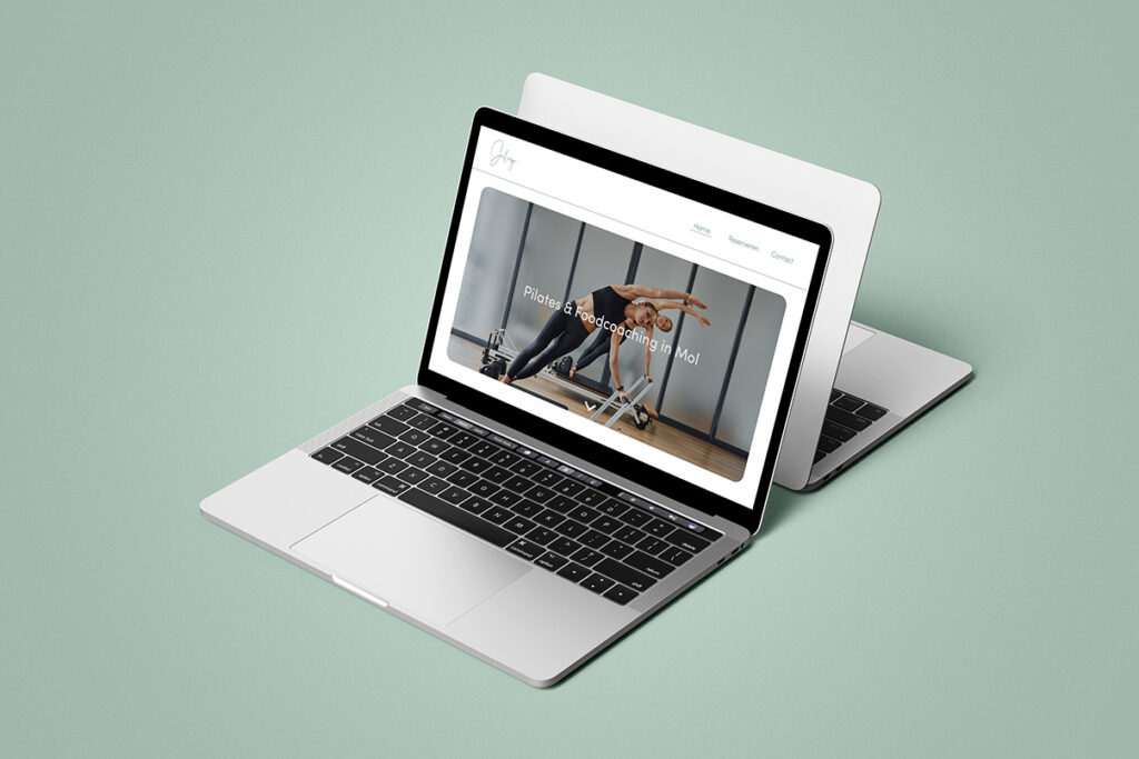 Laptop van pilatesstudio Julesjo geopend op een laptop.