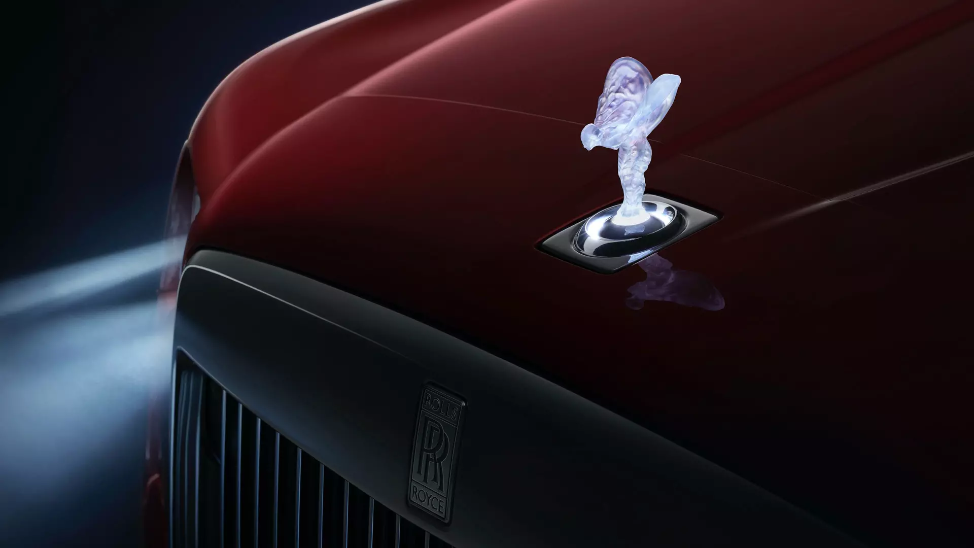 Een rolls royce met een oplichtend spirit of ectacy embleem