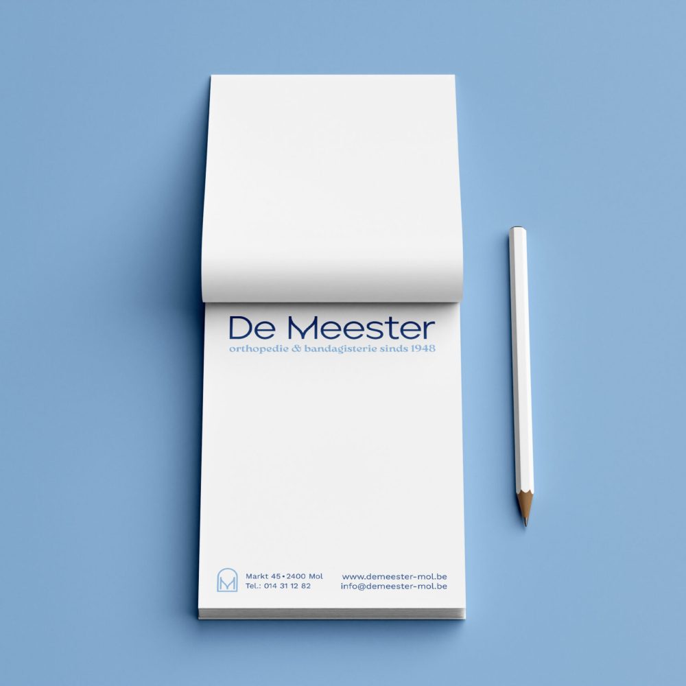 A6 Blocnote voor De Meester op een blauwe achtergrond