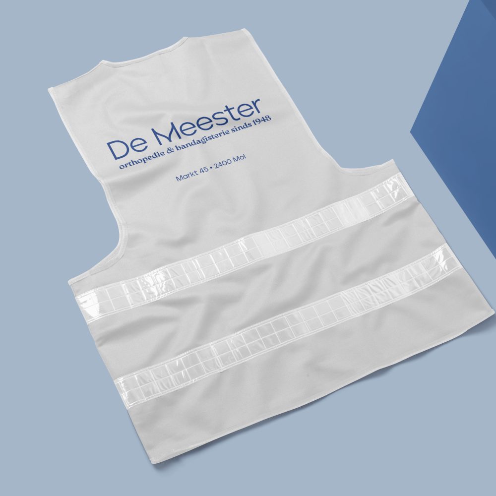 Ontwerp van een witte Fluovest met het logo van De Meester